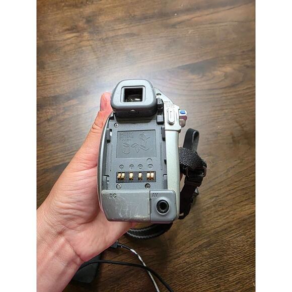 JVC Digital Video Camera GR-D395U 32X Optical Zoom Mini DV Wide Mode Silver W/ S - Picture 12 of 16